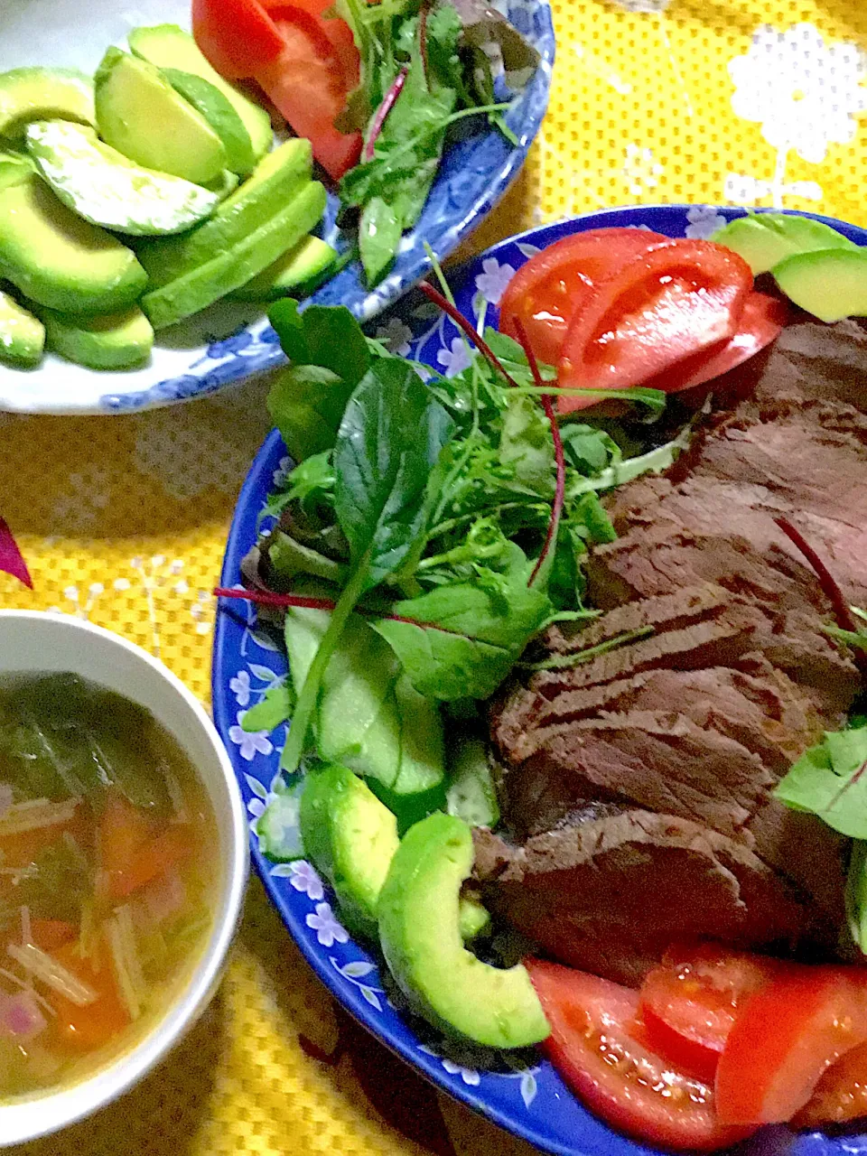 ローストビーフ　サラダ🥗　アボカド🥑　野菜スープ|掛谷節子さん