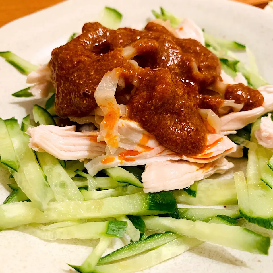 棒棒鶏🐔きゅうり、鶏肉、クラゲ、手作りソース、仕上げはラー油かけてピリ辛で食べましょう|いちごさん