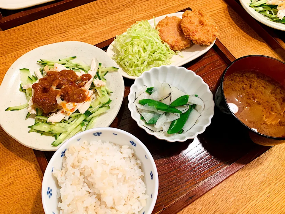 Snapdishの料理写真:我が家の晩ごはん🍚棒棒鶏、明宝ハムフライ、黒大根とスナップエンドウのお浸し、みそ汁|いちごさん