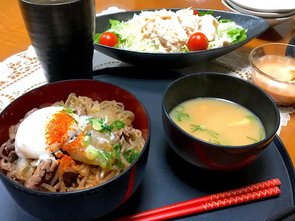 今夜は牛丼温玉のせ丼となめこ汁とチキンサラダ❤️|makoさん