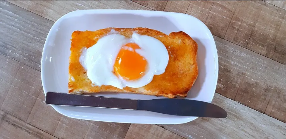 Egg on toast bread|Gopal Bkさん