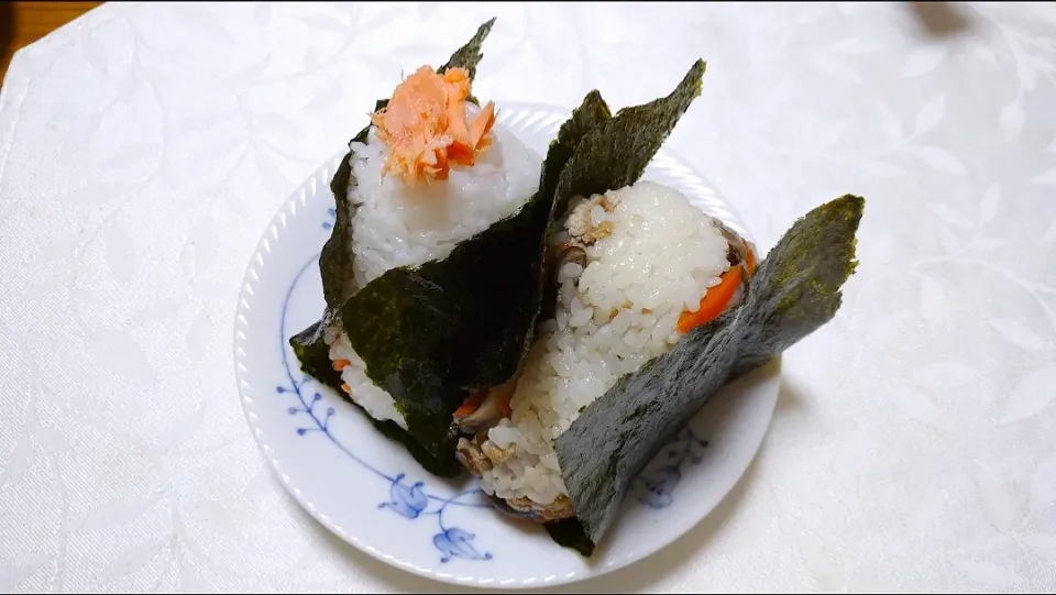 1/13の夜勤弁当
塩鮭おにぎり
キノコと油揚げの混ぜ込みおにぎり
|卯月さん