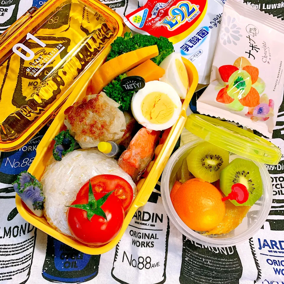 #お父さん弁当　#おむすび弁当　#玄米ご飯弁当　#焼売　#キングサーモン味噌漬け焼き　#おやつはナボナ|Blueberry🫐さん