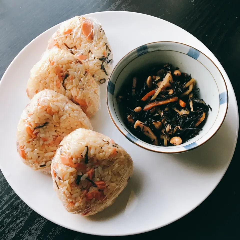 Snapdishの料理写真:朝ご飯🍙ひじきの煮物と紅鮭塩昆布おにぎり|marioさん