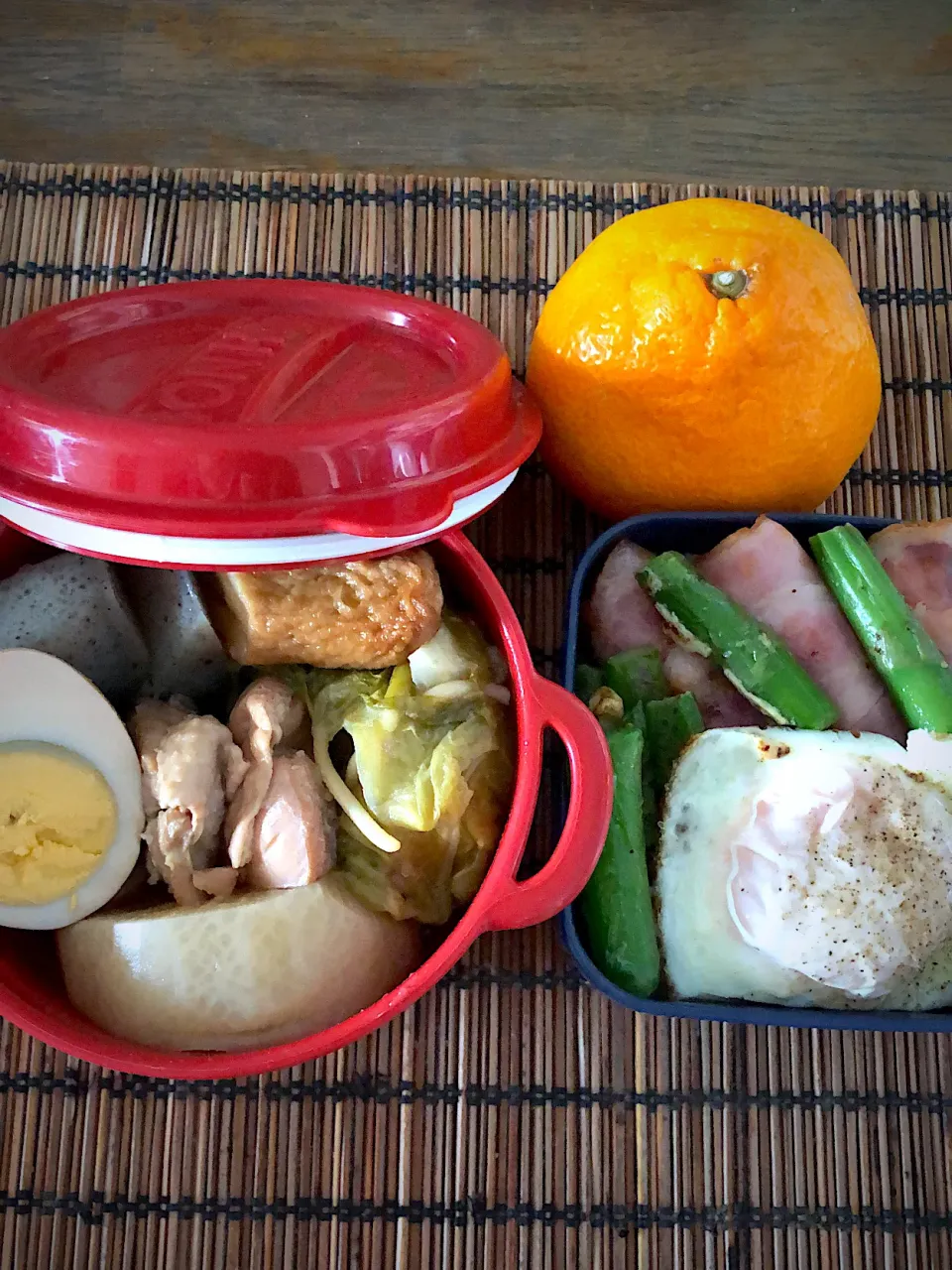 今夜の夜勤弁当完成🍱昨日から仕込んだおでんと、おにぎらず作る予定が、海苔が無くて💦おにぎらずの具の乗っけ盛り丼（笑）|いっちさん