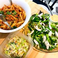 トマト&ベーコンのペンネ・マカロニサラダ・蒸し鶏むね&アスパラ&レタスのサラダwithスイチリマヨソース