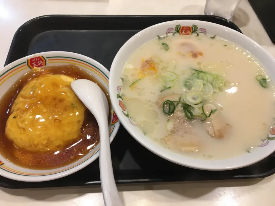 Snapdishの料理写真:王将 牛骨ラーメン、天津飯京風タレジャストサイズ|にゃふてんさん