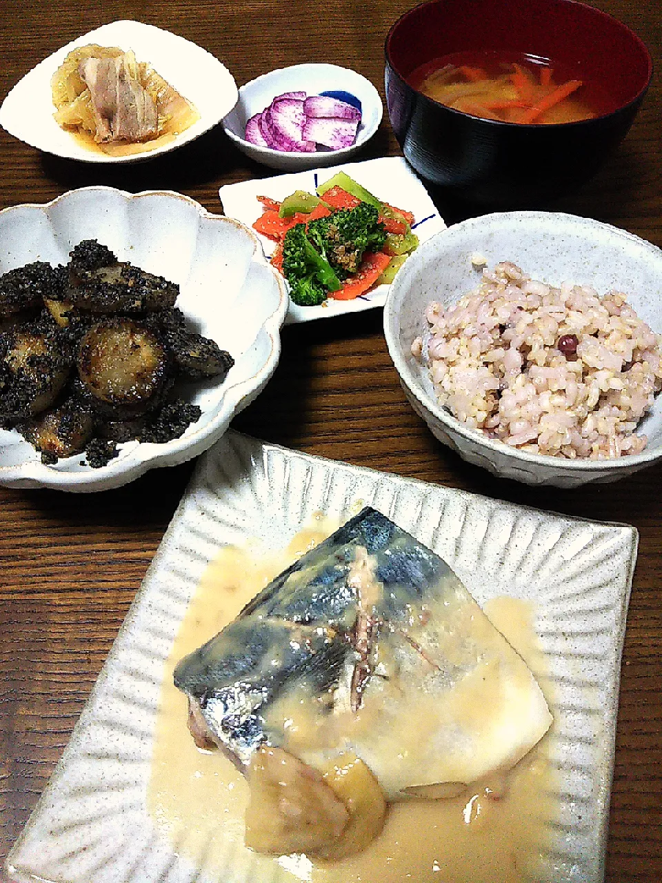 さばの味噌煮 白味噌仕立て

お雑煮に使った白味噌が残っていたので鯖を煮ました。|satotoさん