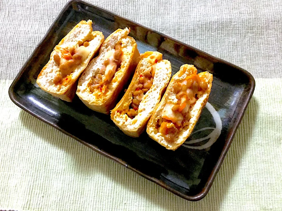 栃尾の油揚げに キムチ納豆チーズを挟んで パリパリに焼きました|Emiさん