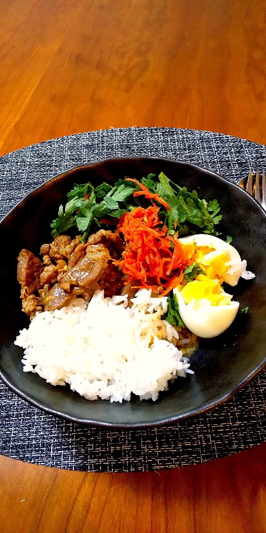 Snapdishの料理写真:魯肉飯のアレンジ。
春菊のサラダと、ニンジンのラペ添え|なおさん