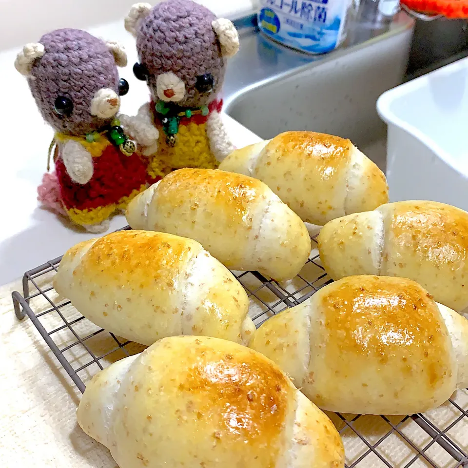 Snapdishの料理写真:グラハム入りロールパン焼き立て（╹◡╹）|chagashiさん