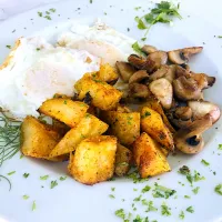 Snapdishの料理写真:Vegetarian Breakfast: Eggs, mushroom and curried potatoes|Sergio Lacuevaさん