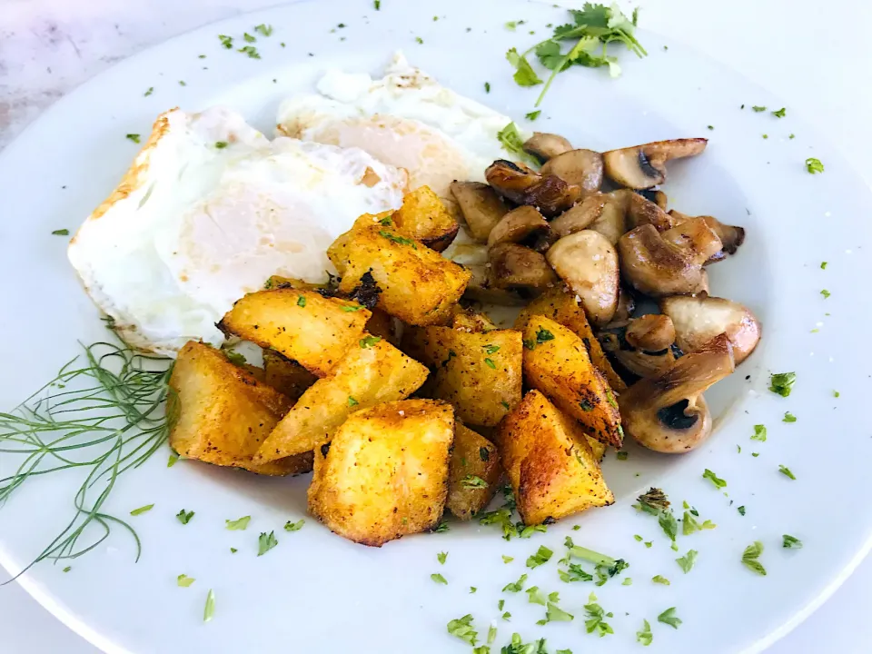 Vegetarian Breakfast: Eggs, mushroom and curried potatoes|Sergio Lacuevaさん