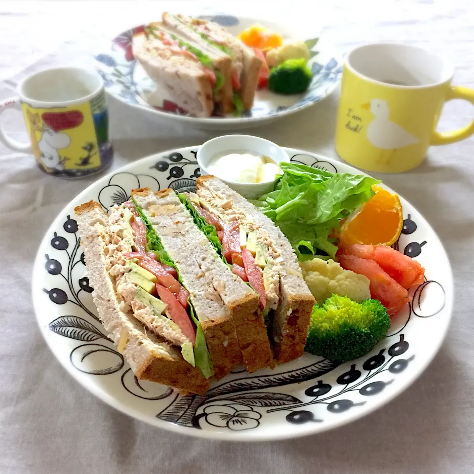 Snapdishの料理写真:ツナとアボカドの胚芽くるみパンサンド🥪|ゆかりさん