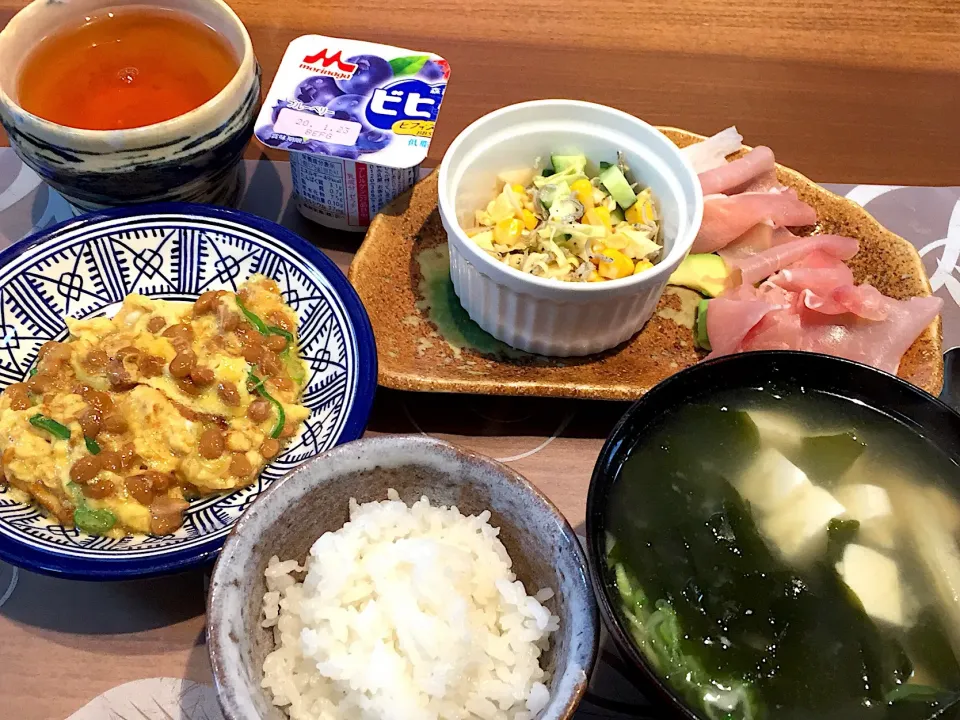 Snapdishの料理写真:朝ごはん
生ハムとアボカド、キャベツと雑魚ときゅうりとコーンのコールスローサラダ、白米、納豆オムレツ、ブルーベリーヨーグルト、ルイボスティー|かよちゃんさん