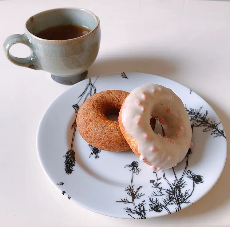 いちごホワイトとコーヒー🍩|ちゃみこさん