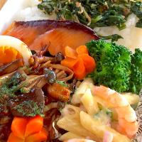 キノコのデミハンバーグとカブの葉っぱごはんのお弁当