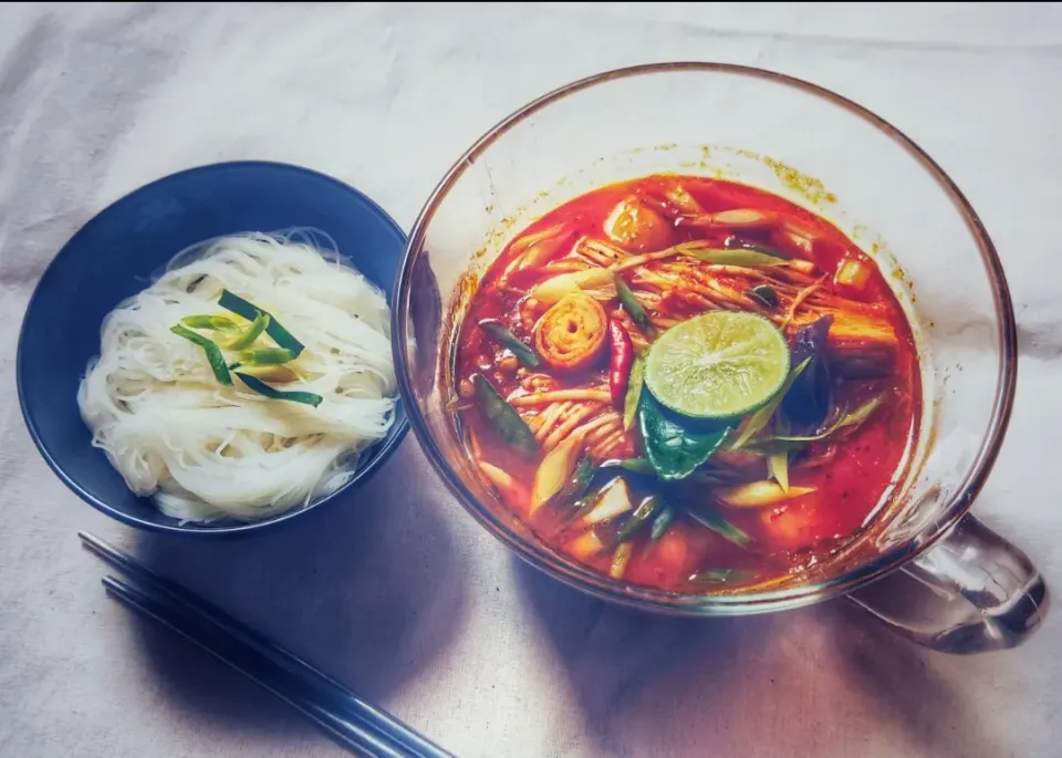 Snapdishの料理写真:Seafood and Mushroom Tom Yum|Khassie Eyreさん