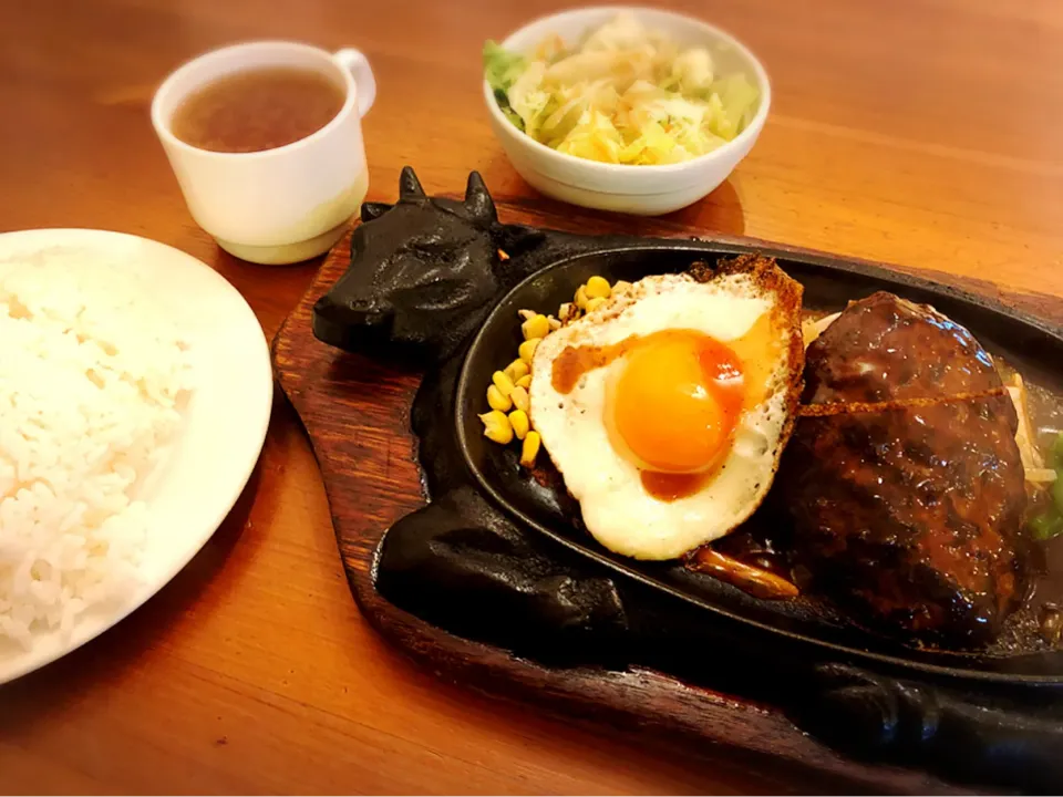 目玉焼き＆ハンバーグ ¥690|Blue Moon Caféさん