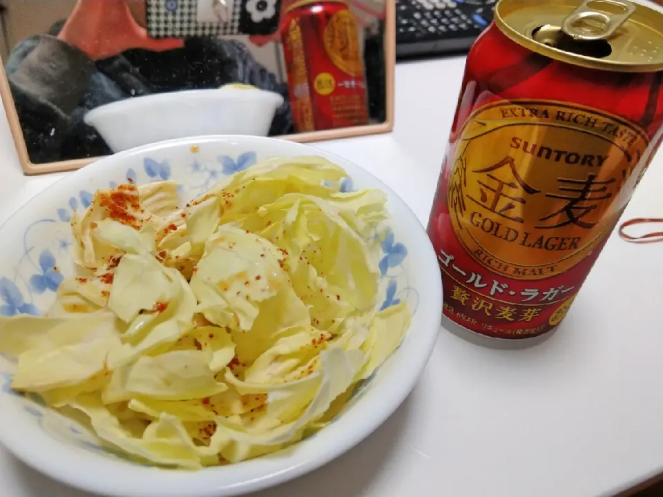 夜ご飯前😂
キャベツでひとり乾杯😂|かおさん