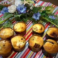 AXさんの料理 こんな真夜中にバナナチョコチップマフィン焼き上がりました(﹡´◡`﹡ )え？今夜中の1時20分です(。-∀-)熟れ過ぎのバナナをなんとか救済したかった( ´△｀)