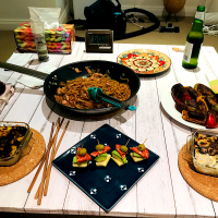 キノコとベーコンのバター醤油パスタ・マカロニグラタン・パプリカの肉詰め・ピンチョス