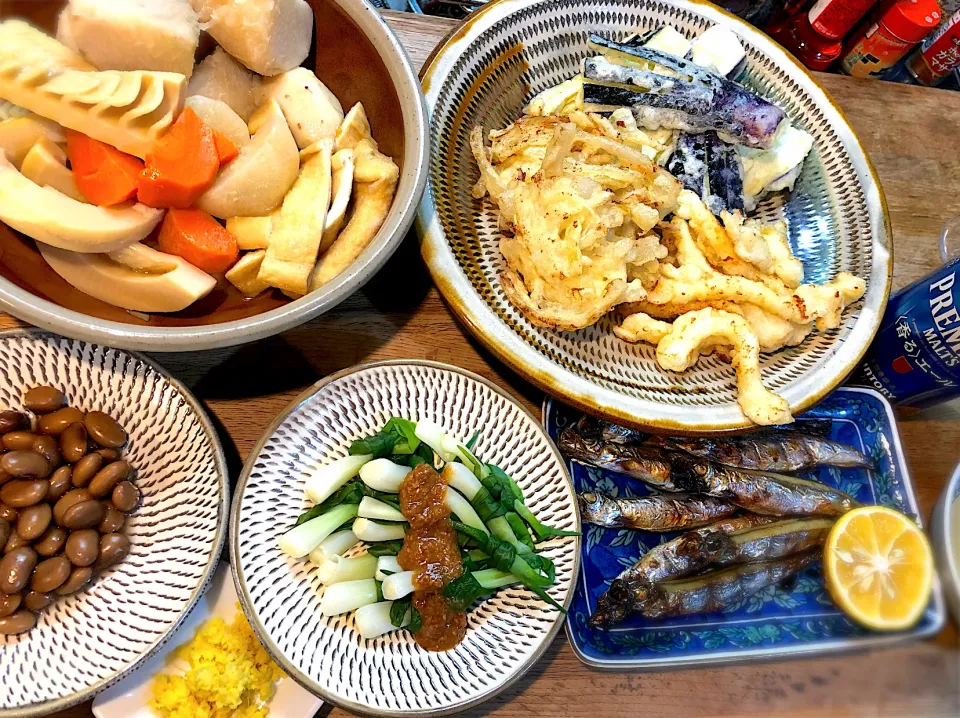 天ぷら〜茄子・玉ねぎのかき揚げ・烏賊　　　煮〆〜里芋・大根・竹の子・生揚げ　　　　　チモトのぐるぐる　シシャモ焼き|じゅんさんさん