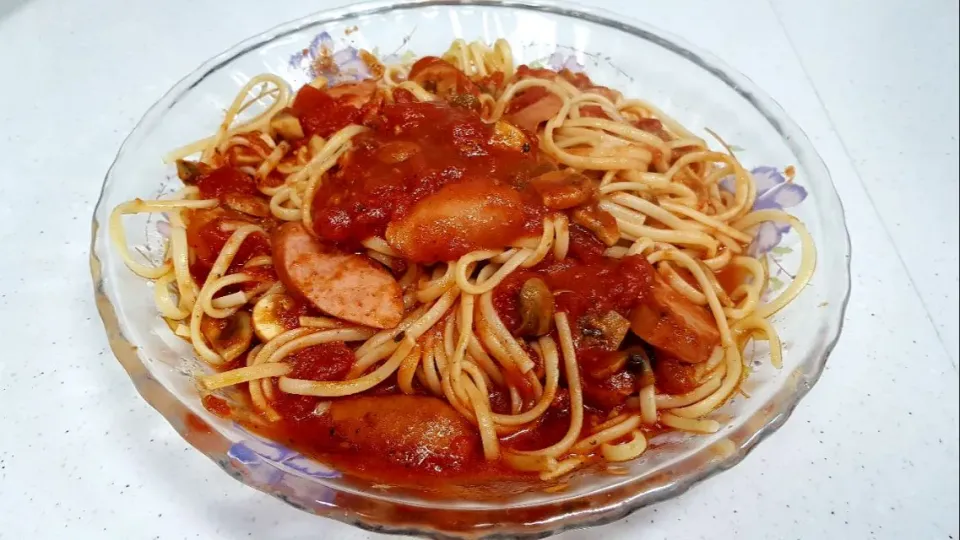 pasta with smoked sausage and mushrooms in tomato sauce|steven z.y.さん