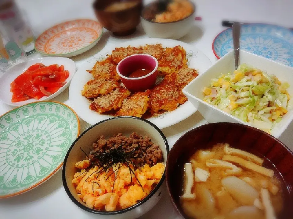 夕食(^ー^)
そぼろ丼
えのきのカリカリ焼き
サーモン刺身
コールスローサラダ
お味噌汁(里芋、豆腐、油揚げ)|プリン☆さん