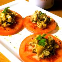 いぶりがっことクリームチーズのトマトのせ