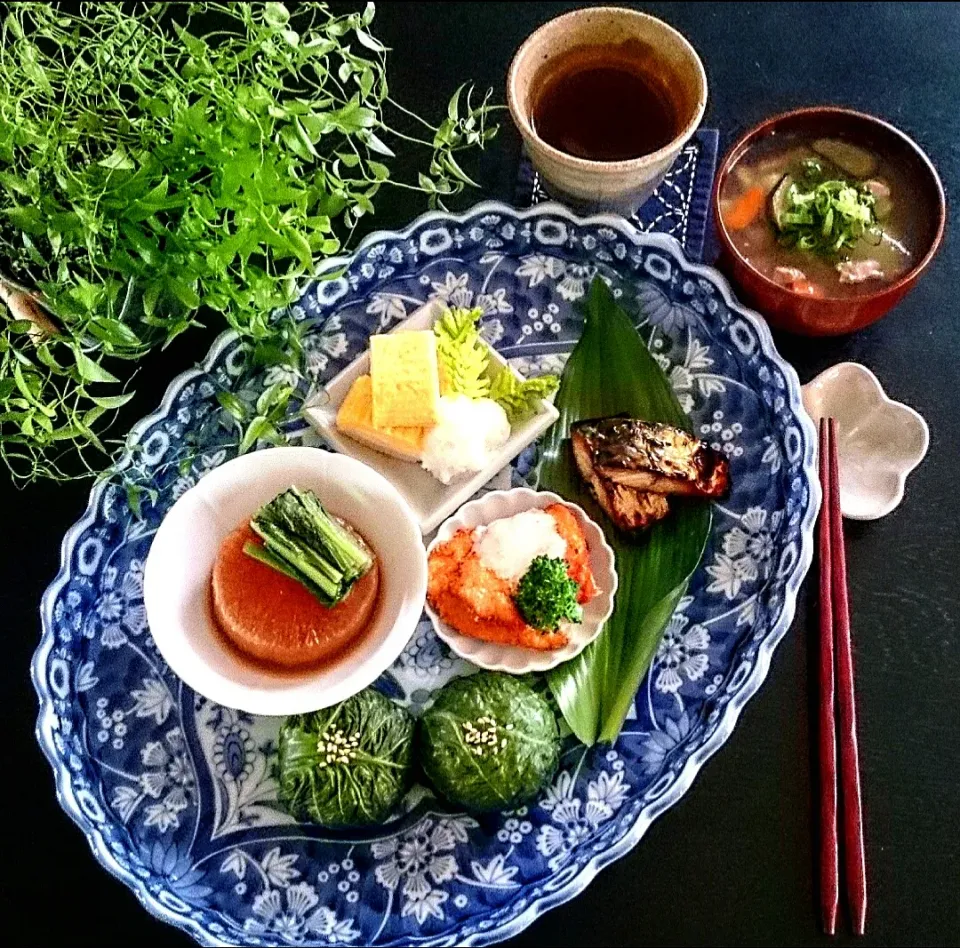 大根の味噌煮と高菜のおにぎりの昼ごはん🎶|瑞さん