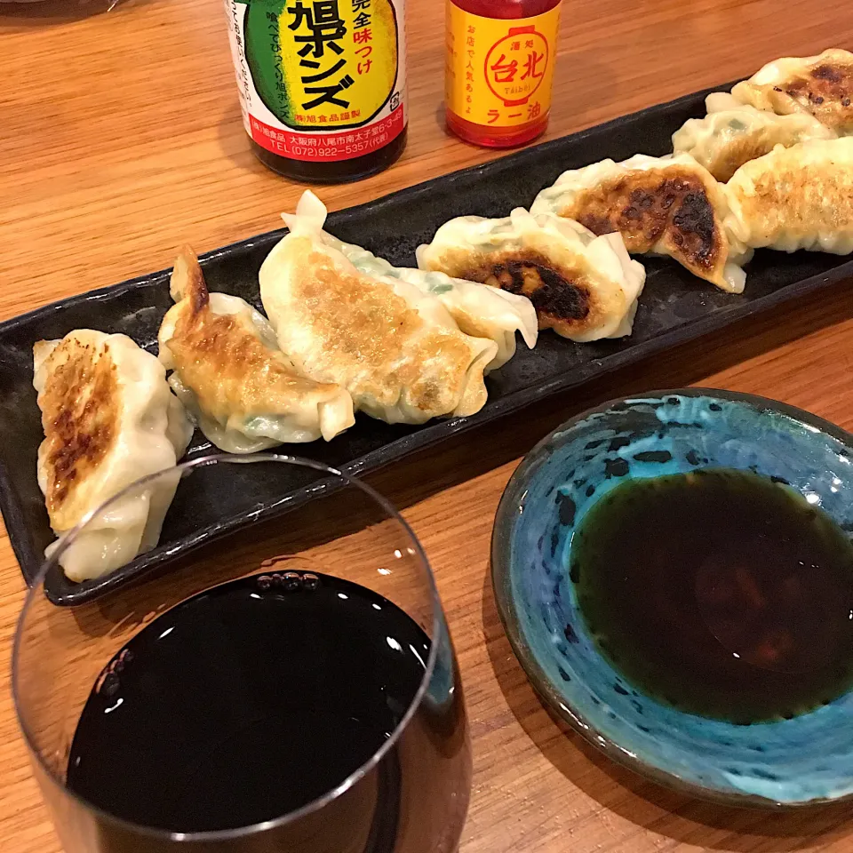 こんな時間に餃子🥟とワイン🍷|くろあおさん