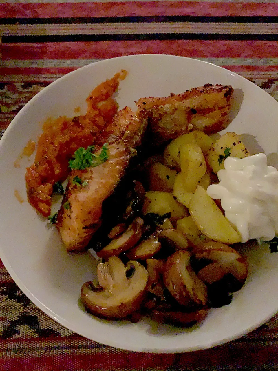 Salmon with Fried Patatos and Champions|rumaatさん