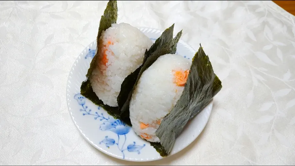 Snapdishの料理写真:1/16の夜勤弁当
塩鮭おにぎり
明太マヨおにぎり🍙|卯月さん