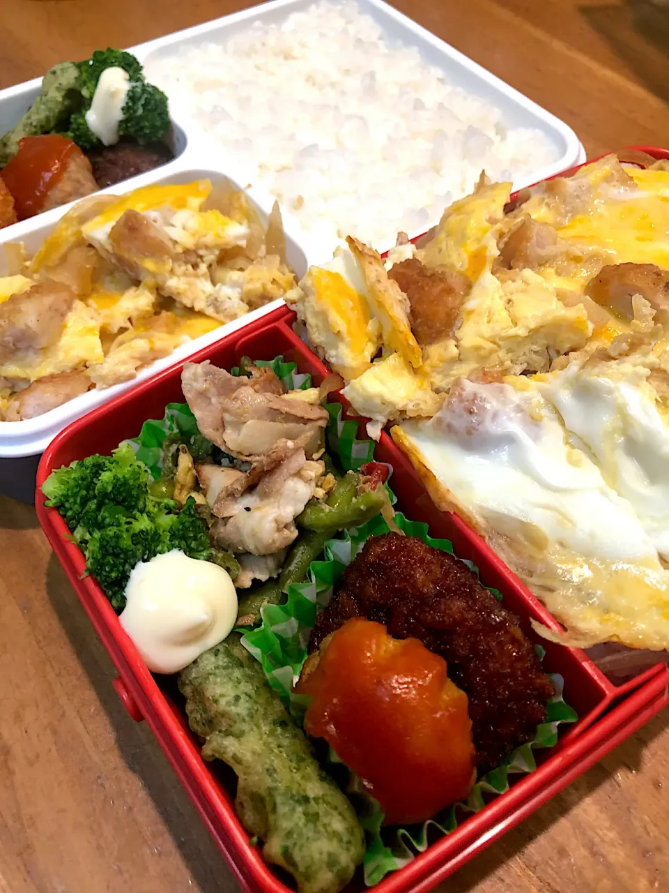 Snapdishの料理写真:1/17長男&次男用弁当(冷凍唐揚げで作った親子丼弁当)|マツさん