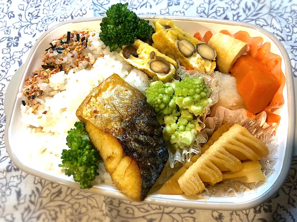 Snapdishの料理写真:サラ弁　　　　　　　　　　　　　　　　　　　　筍キンピラ　煮〆（里芋・人参）　塩サバ　　　茶豆入り卵焼き　ロマネスコマヨ和え|じゅんさんさん