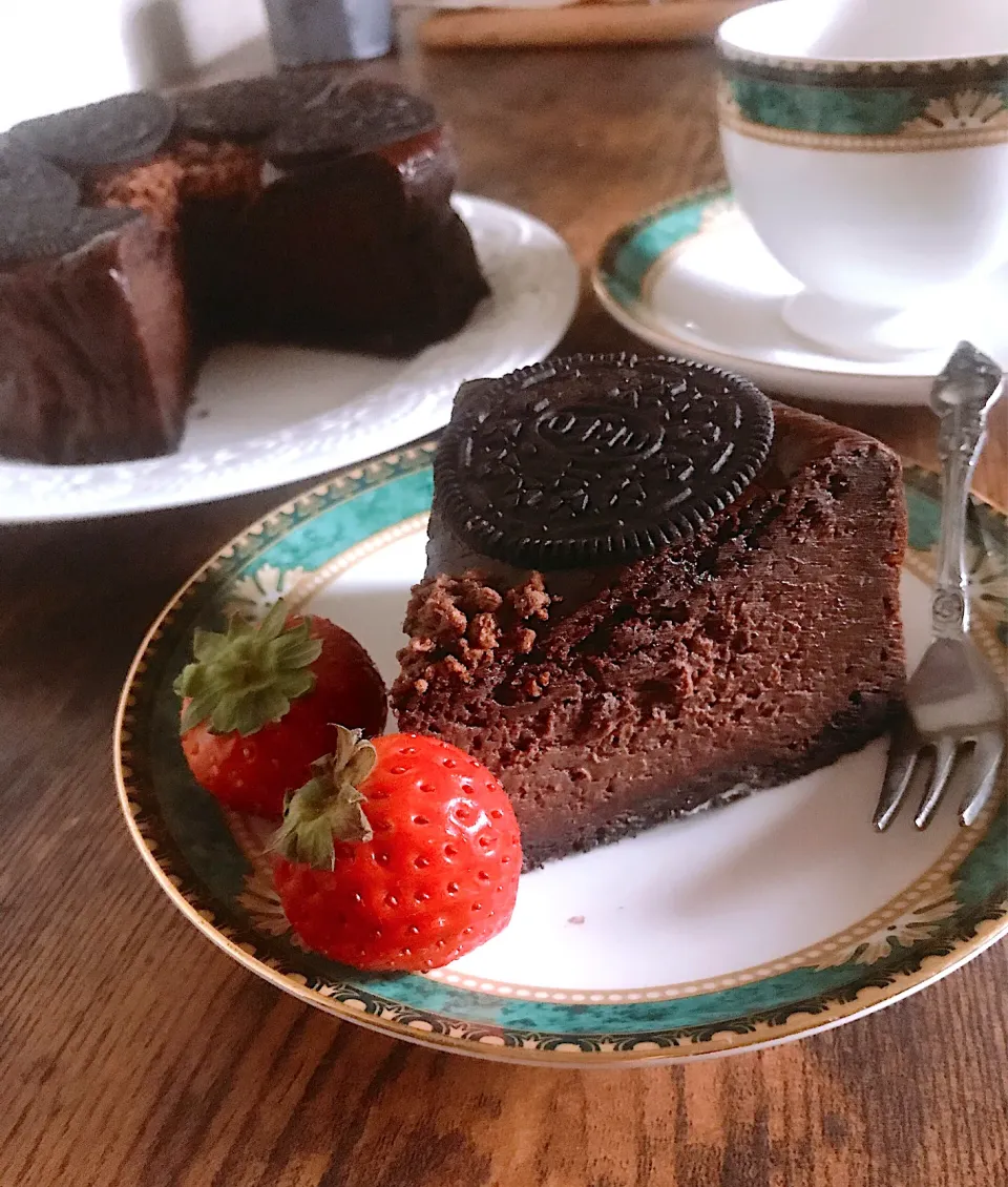 マダム とんちんの料理 チョコレートチーズケーキにオレオ乗せました♪( ´▽｀)
濃厚なのに後味すっきり👌❤️秘密はヨーグルト♪( ´▽｀)|とんちんさん