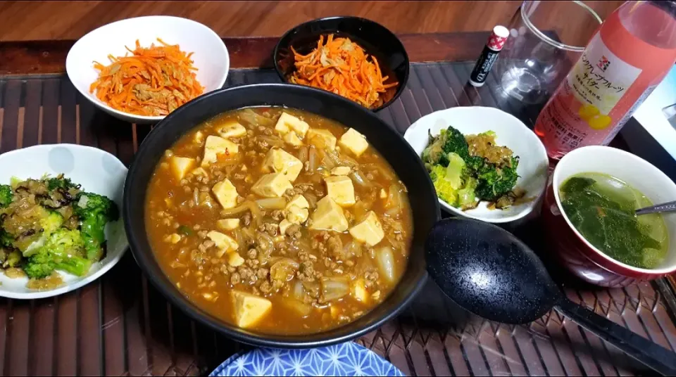 Snapdishの料理写真:奥様料理で、大豆ミートを使った麻婆豆腐と副菜☺️♪|dai.noriさん