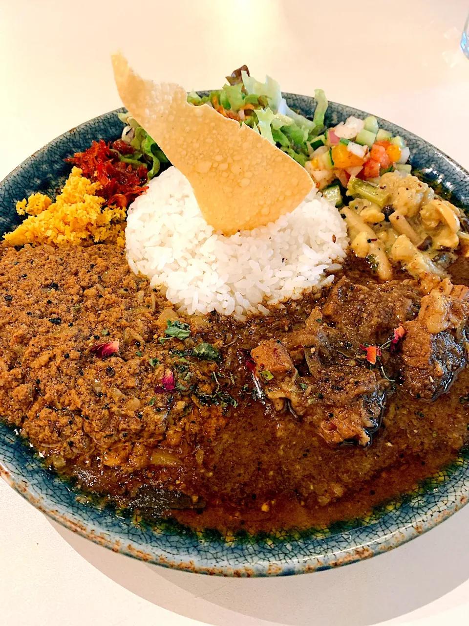 Snapdishの料理写真:谷町四丁目 #CurryBernidomi ･牛バラ肉のスリランカカレー ･ベジコルマ風クリームカレー･粗挽き豚ミンチのスパイスキーマカレー･トマト、キュウリ、みかんのサンボル･デザートアイスクリーム付き¥1100 2020.01.17|papicoさん