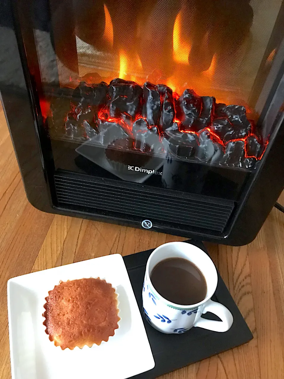 Snapdishの料理写真:寒いので暖炉のそばで マドレーヌとコーヒーのティータイム|シュトママさん