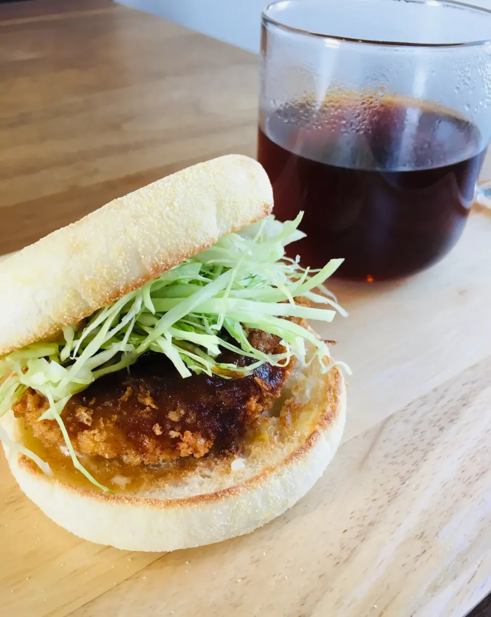 今日のお家で一人ランチは                            昨日の残りのヒレカツで、イングリッシュマフィンのヒレカツバーガー✨|ミッチ☆ママさん