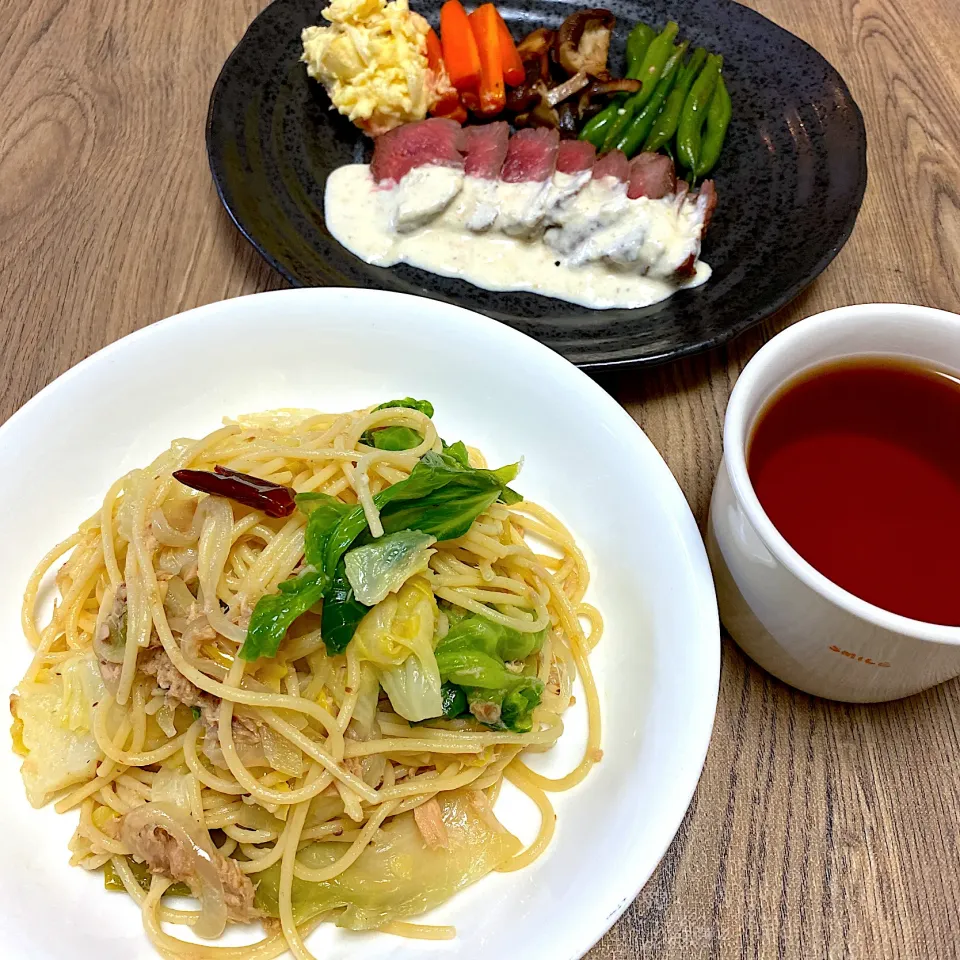 キャベツとアンチョビのスパゲティ　牛肉のロースト山わさびのクリームソース|まみっこさん