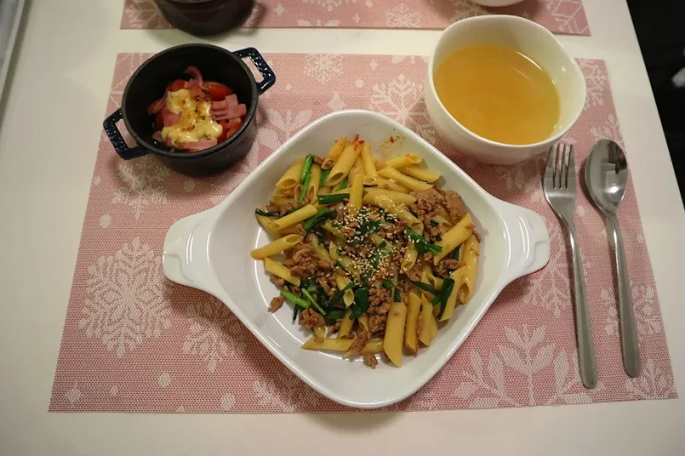 今日の夕食 豚挽き肉とニラのペンネ、ミニトマトのタルタルソース焼き、玉ねぎのコンソメスープ|pinknari🐰🌈さん