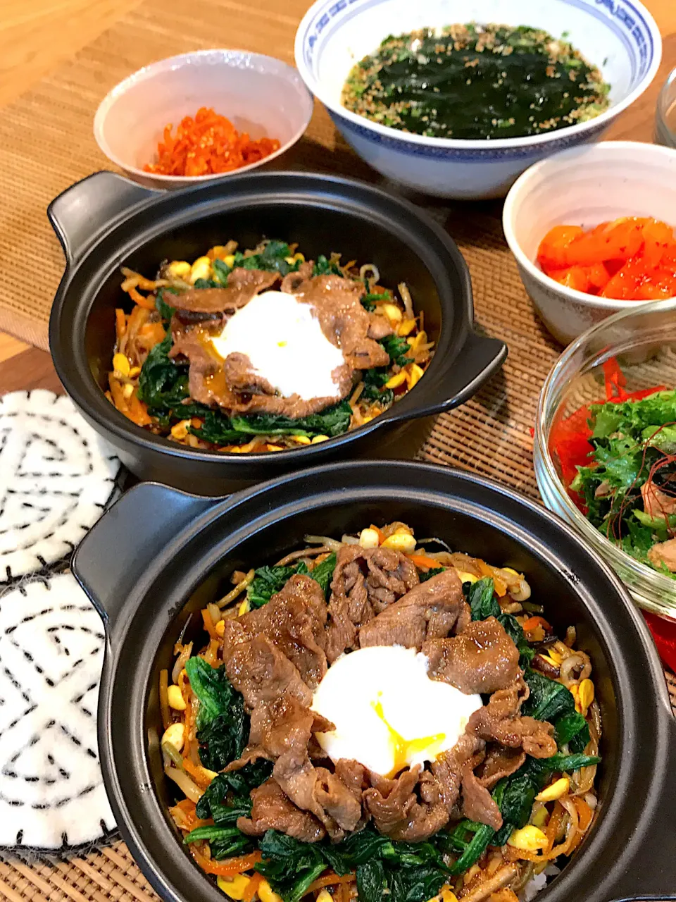 Snapdishの料理写真:ビビンバ丼、韓国風ワカメとレタスのサラダ、ワカメスープ、|yukinnkoさん