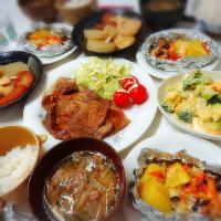 夕食(^ー^)
豚肉甘辛焼き&サラダ
鮭と野菜のチーズバターホイル焼き(しめじ、じゃがいも、人参)
もち巾着と大根とさつま揚げの煮物
ブロッコリーと卵のチーズサラダ
担々風スープ(ひき肉、もやし、マロニー、小ネギ、白ゴマ)