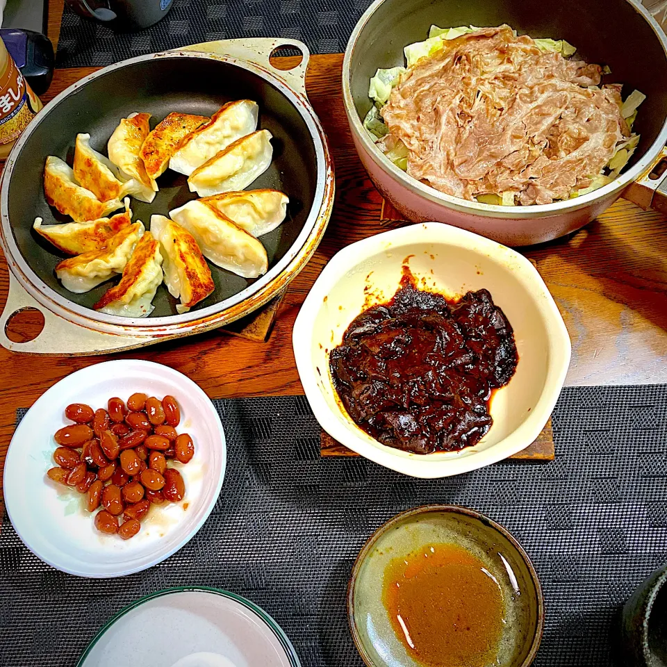 キャベツと豚肉の蒸し煮、餃子、どて煮、金時豆|yakinasuさん