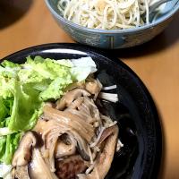 きのこソースのハンバーグと、アヒージョの残りオイルに五種のお豆とパスタを絡めたペペロンチーノ(●☌◡☌●)
