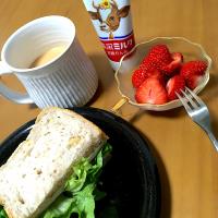 朝ごはん😻朝焼きオリーブとペッパーの食パン🍞でハムレタスサンド、チャイ、苺みるく