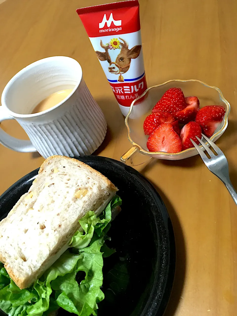 Snapdishの料理写真:朝ごはん😻朝焼きオリーブとペッパーの食パン🍞でハムレタスサンド、チャイ、苺みるく|さくたえさん