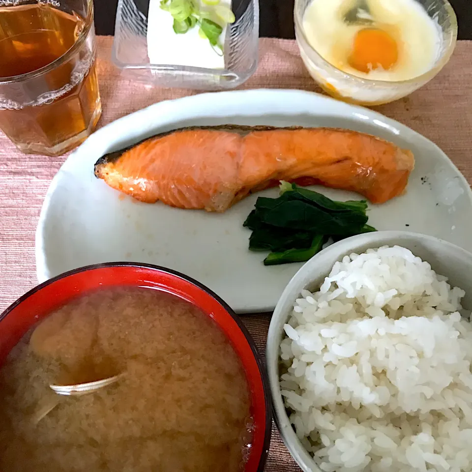 焼鮭、温玉、あさりの味噌汁、お浸し、奴|純さん